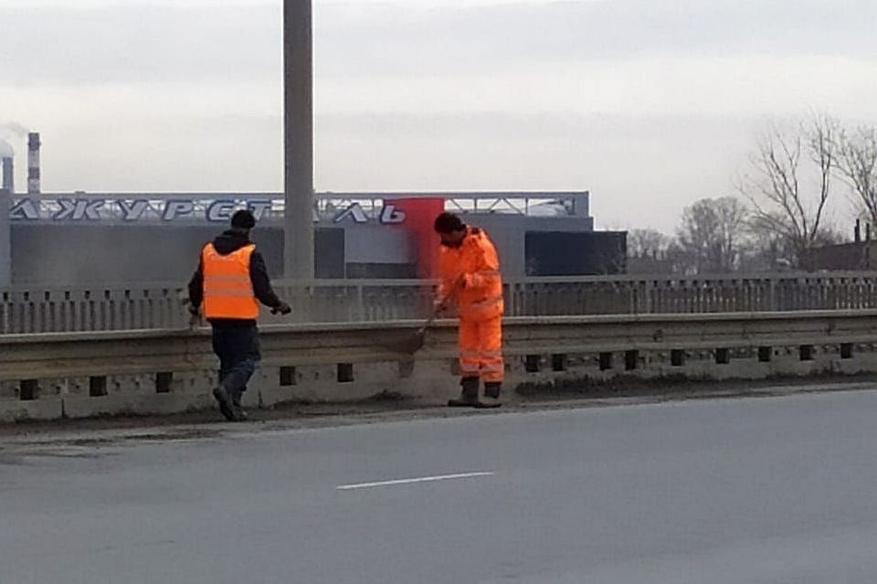 В субботу дорожные рабочие боролись с грязью вдоль дорог в промзоне... Фото: cheladmin.ru