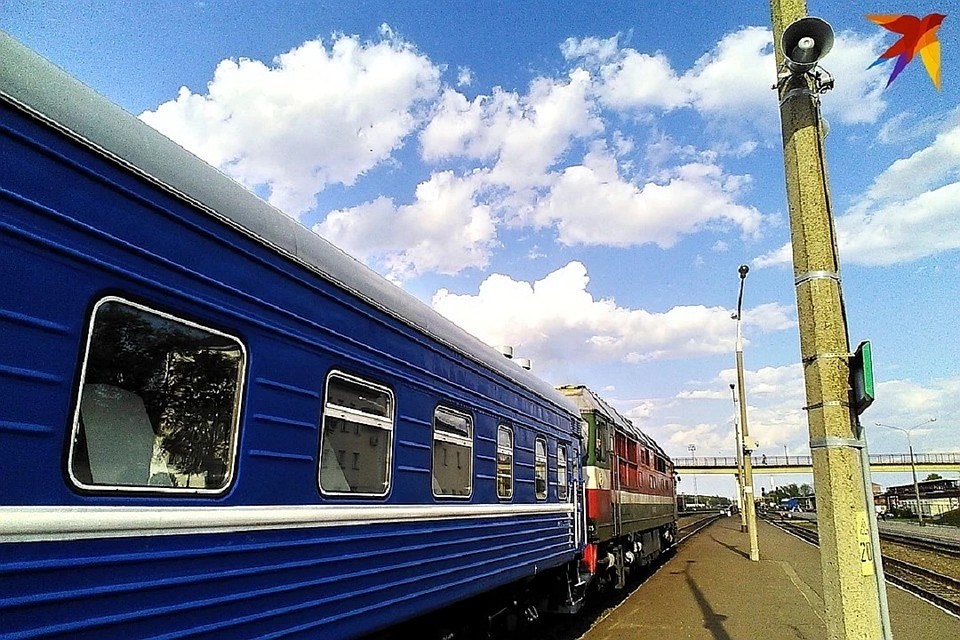 Поезда во многих направления временно приостановлены. В Россию пока ходят по расписанию