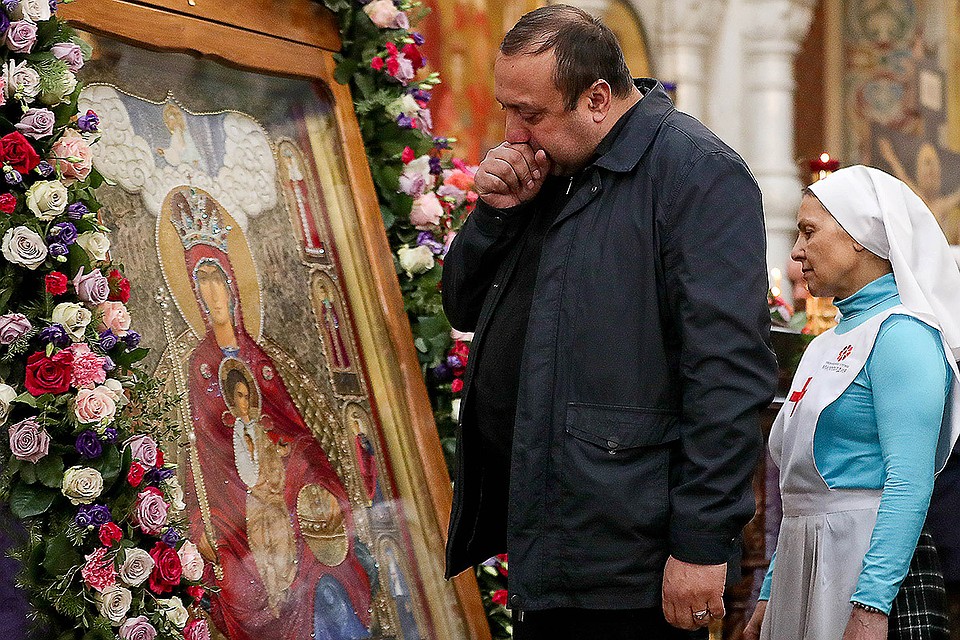 Мужчина кашляет перед иконой Божией Матери "Державная" во время литургии в Храме-Памятнике на Крови, Екатеринбург. Фото: Донат Сорокин/ТАСС