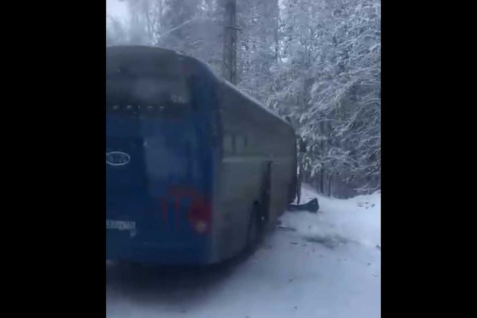 Сегодня утром дорогу замело снегом.