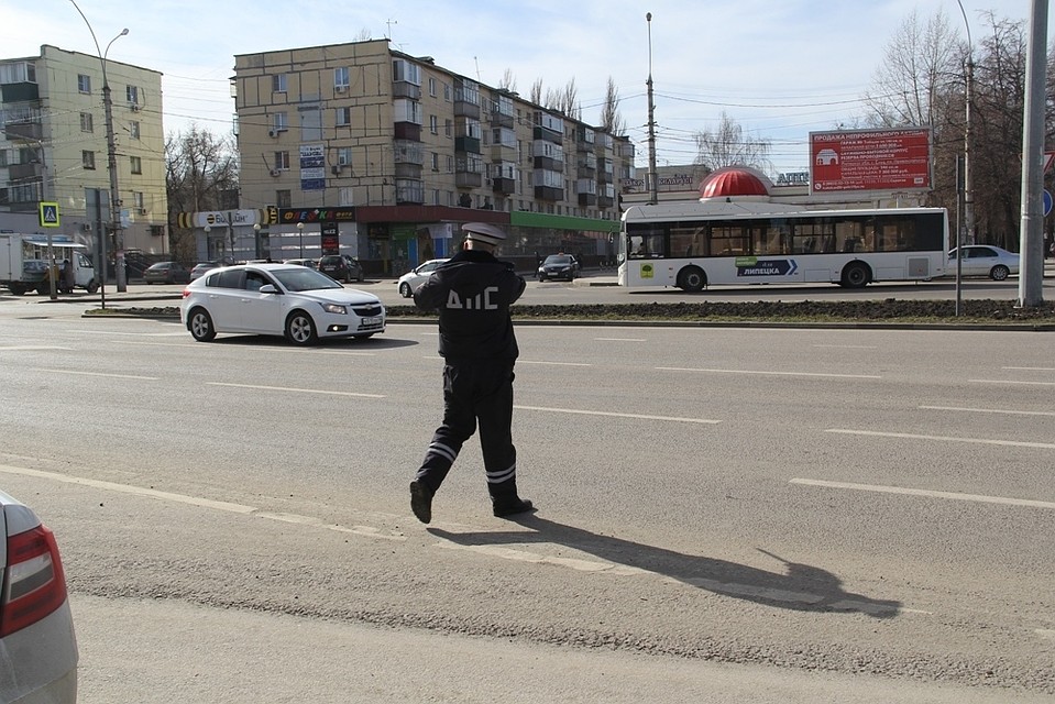 Автоинспекторы дежурят на переходах