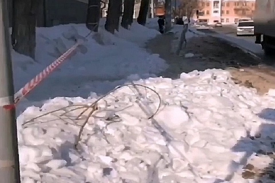 Сугробы не расчищаются больше недели. Фото: стоп-кадр