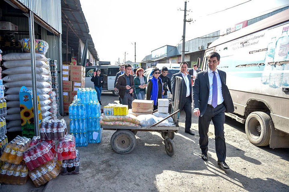 Городские власти уже проводят рейды - следят, чтобы не повышались цены на продукты.