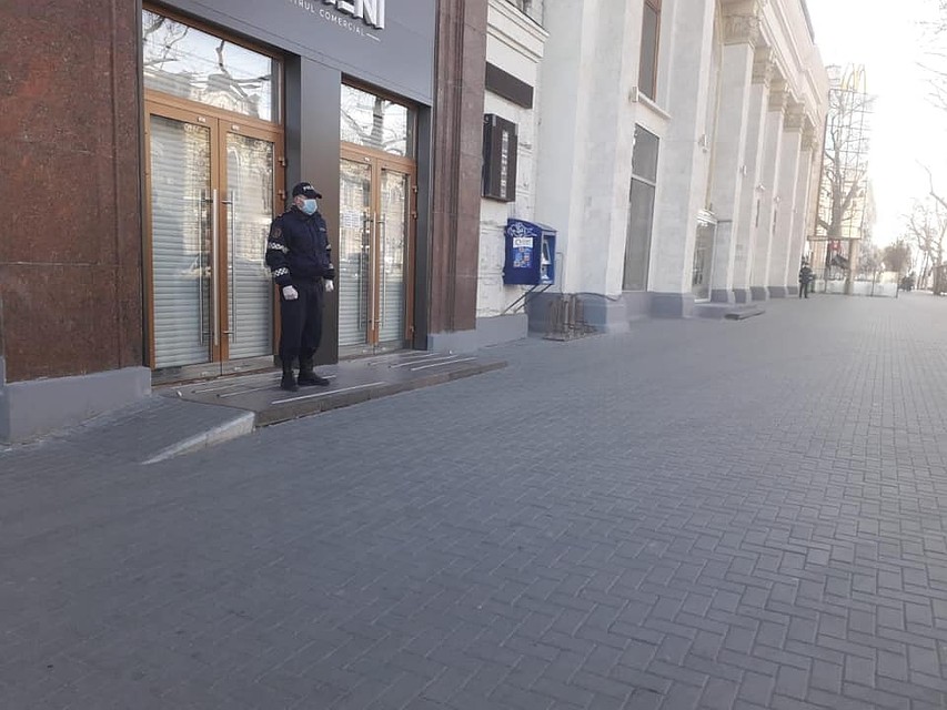 На улицах Кишинева немноголюдно.
