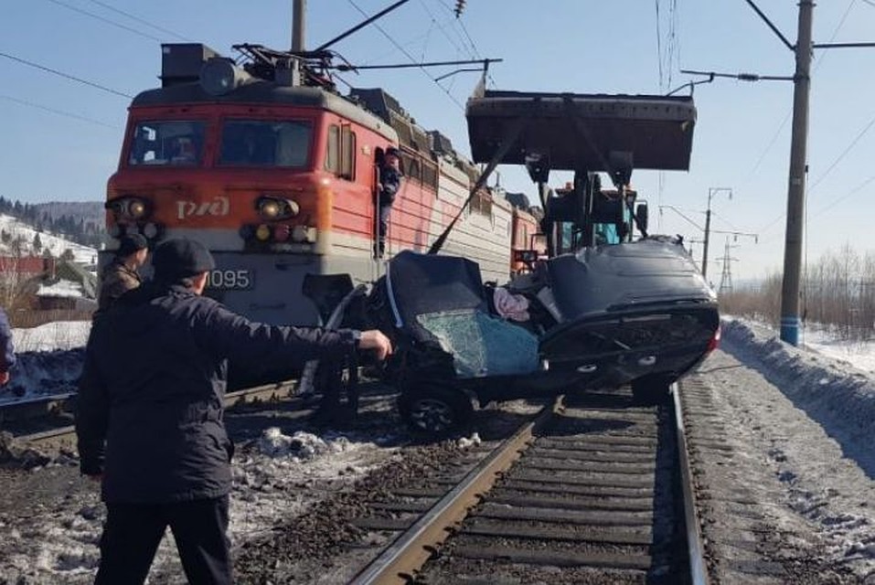 В Междуреченске женщина на внедорожнике вылетела под поезд. Фото: "Инцидент Новокузнецк"/ vk.com