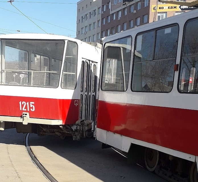 Сотрудники ТТУ устраняют последствия происшествия ФОТО: «ДТП Самара»