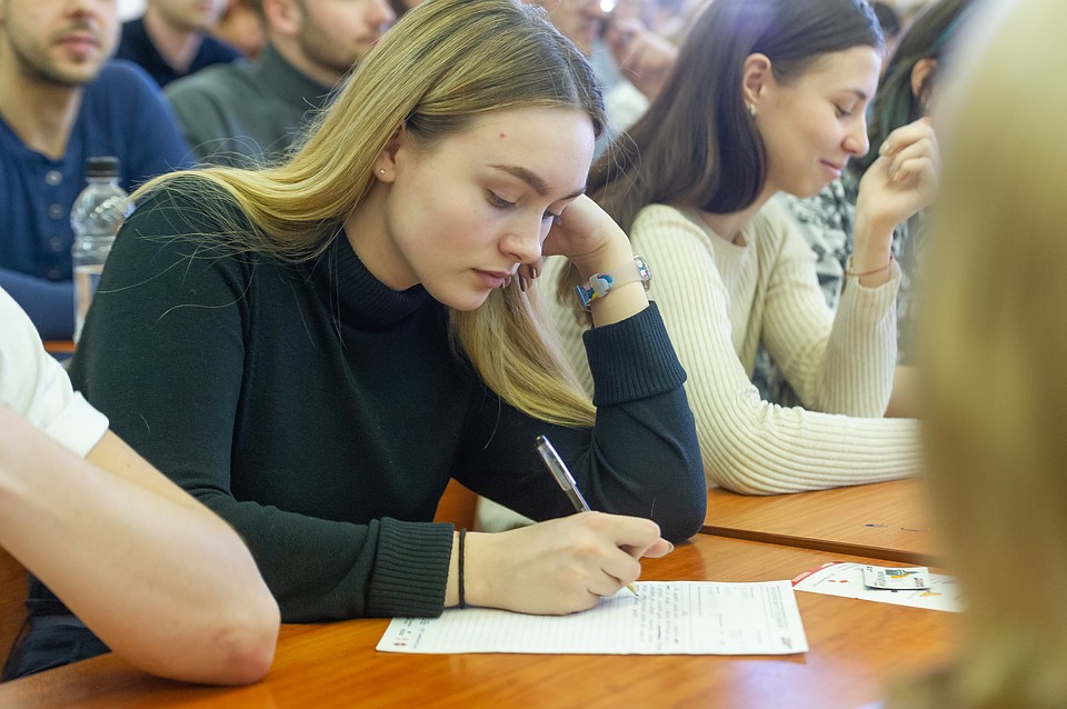 Из-за коронавируса в Петербурге студентов переводят на удаленное обучение.
