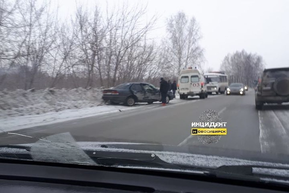 На месте аварии работала «Скорая помощь». Фото: «Инцидент Новосибирск»
