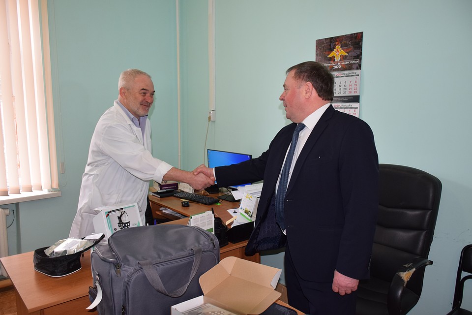Павел Путилин вручил Воловской районной больнице подарок от сенатора Максима Кавджарадзе - новые медицинские приборы