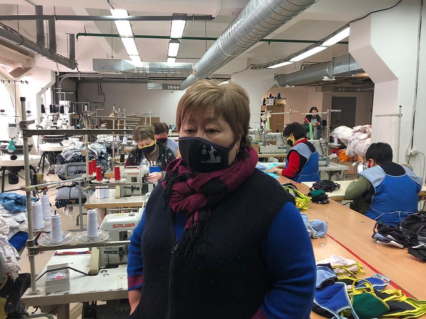«Шить, вы считаете, легкие маски из ситца?» в Бурятии развернули выпуск многоразовых защитных повязок.