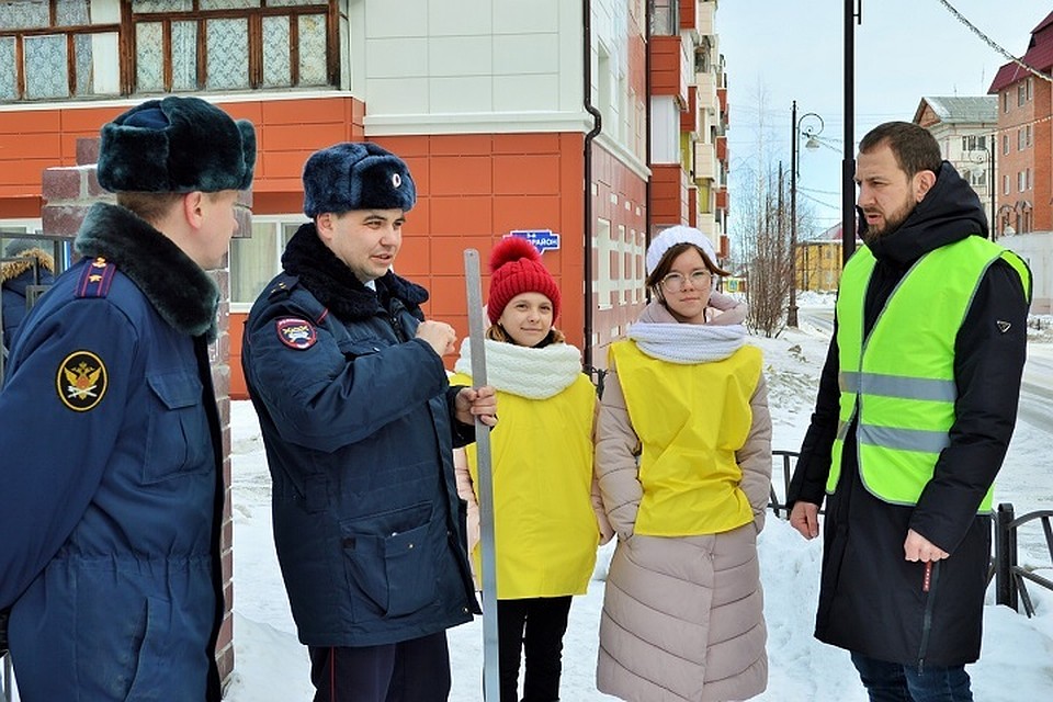Госавтоинспекторы вместе с отцами юных югорчан проверили дороги региона. Фото ГИБДД ХМАО.