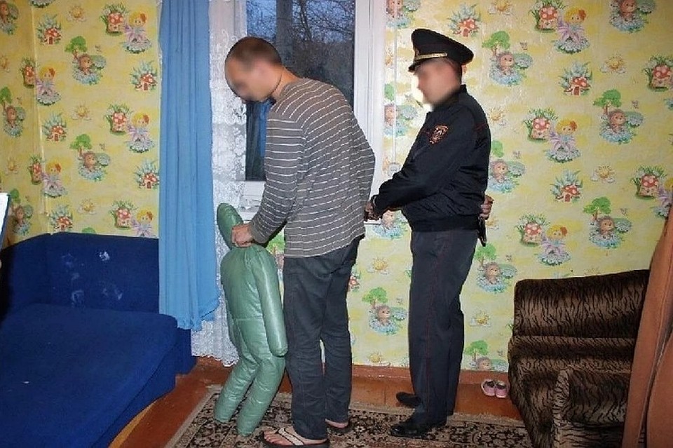 Мужчина нанес своей старшей дочке «не менее 36 ударов руками, ногами и черенком веника по голове, туловищу и конечностям». Фото: СК