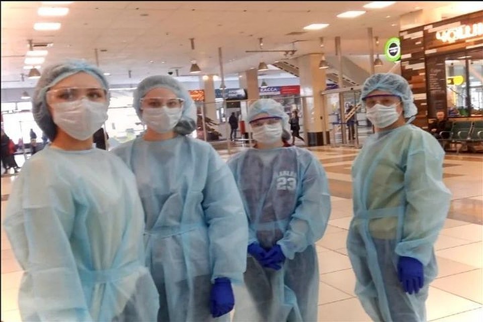 Волонтеры из новосибирского медколледжа измеряют температуру всем прилетающим пассажирам в Толмачево. Фото: Оперштаб Новосибирской области