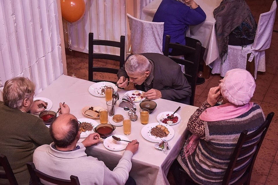 Теперь продукты бабушкам и дедушкам будут доставлять на дом.