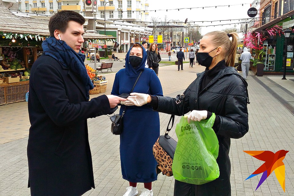Акцию благотворительности краснодарцы приняли на ура. За 10 минут девушки раздали все.