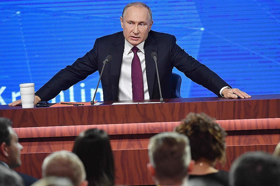 Путин поручил Минпромторгу обеспечить граждан материалами для борьбы с коронавирусом