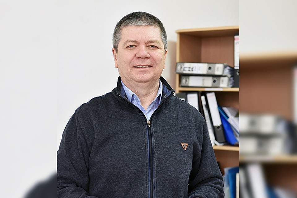 Ведущий инженер по комплектации оборудования службы главного механика АПЗ Владимир Цыбряев отмечает юбилей
