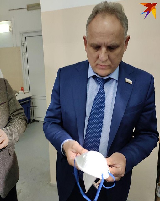 Василий Разделкин посетил саратовское предприятие по производству масок