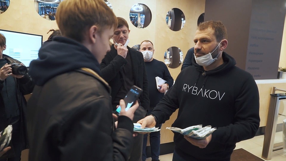 Получить маску можно на ресепшене SOK Арена Парк
