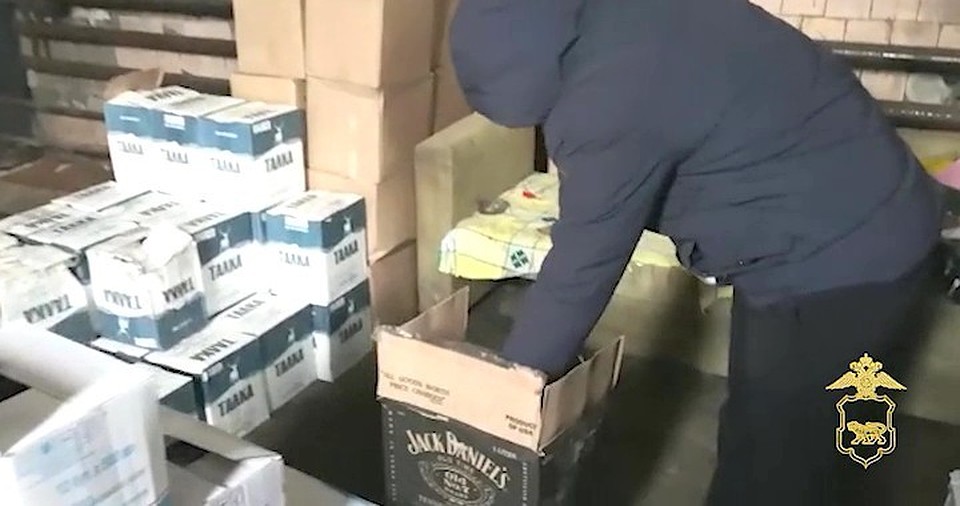 Полиция изъяла контрафактного алкоголя на 700 тыся рублей. Фото: скриншот видео УМВД по Приморскому краю