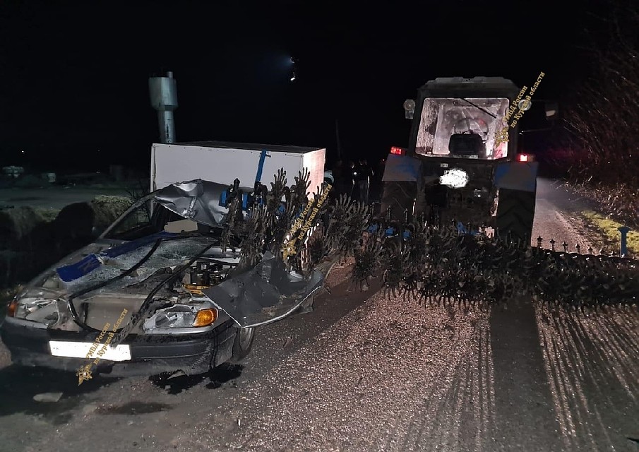 Борона от трактора буквально раздавила автомобиль