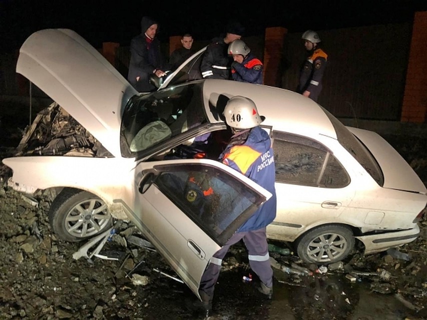 Спасенных девушек укутали в одеяло, а позже передали сотрудникам скорой помощи. Фото: Амурский филиал Дальневосточного регионального поисково-спасательного отряда МЧС России
