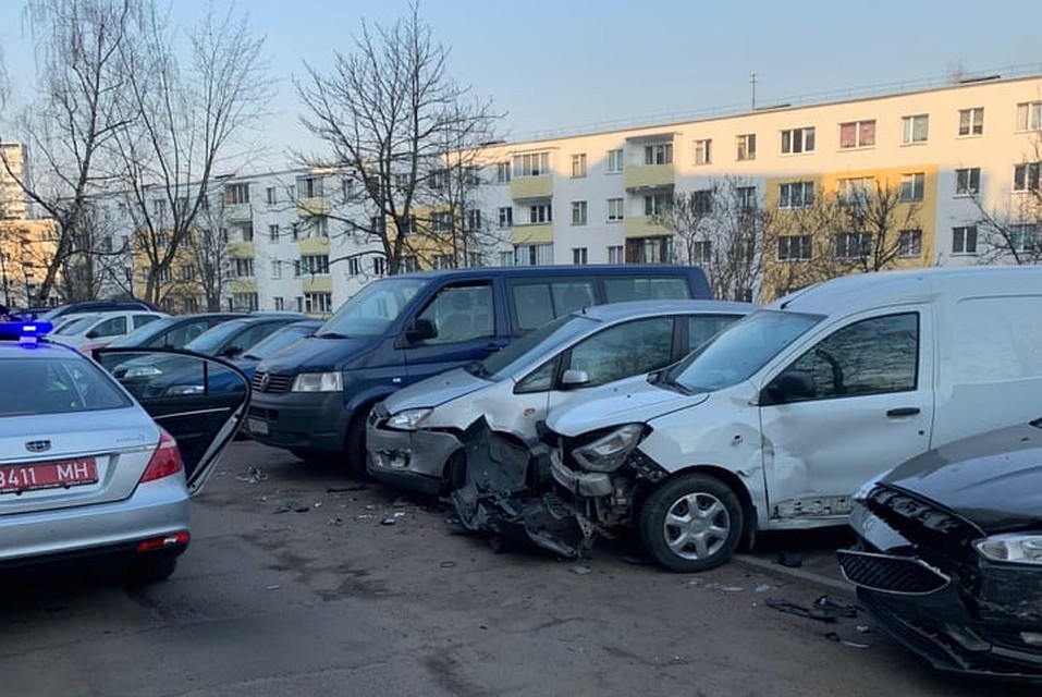 Девушка, которая въехала в пять авто, была сильно пьяна. Фото: УГАИ ГУВД Мингорисполкома