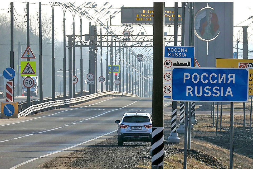 Все границы России закрываются на въезд и выезд.