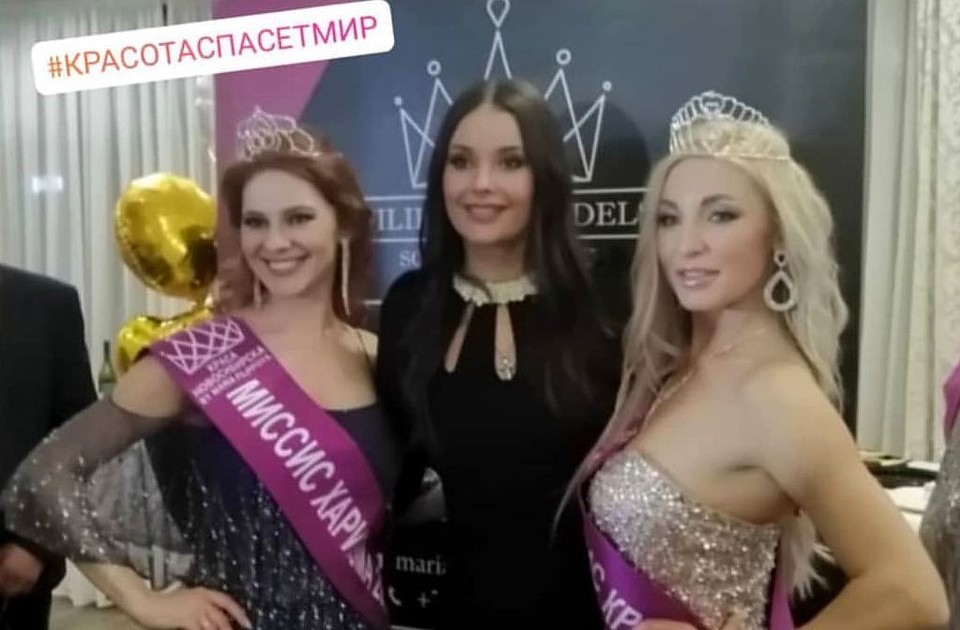 Оксана Федорова позировала с участницами. Фото: www.instagram.com/krasanovosibirska/