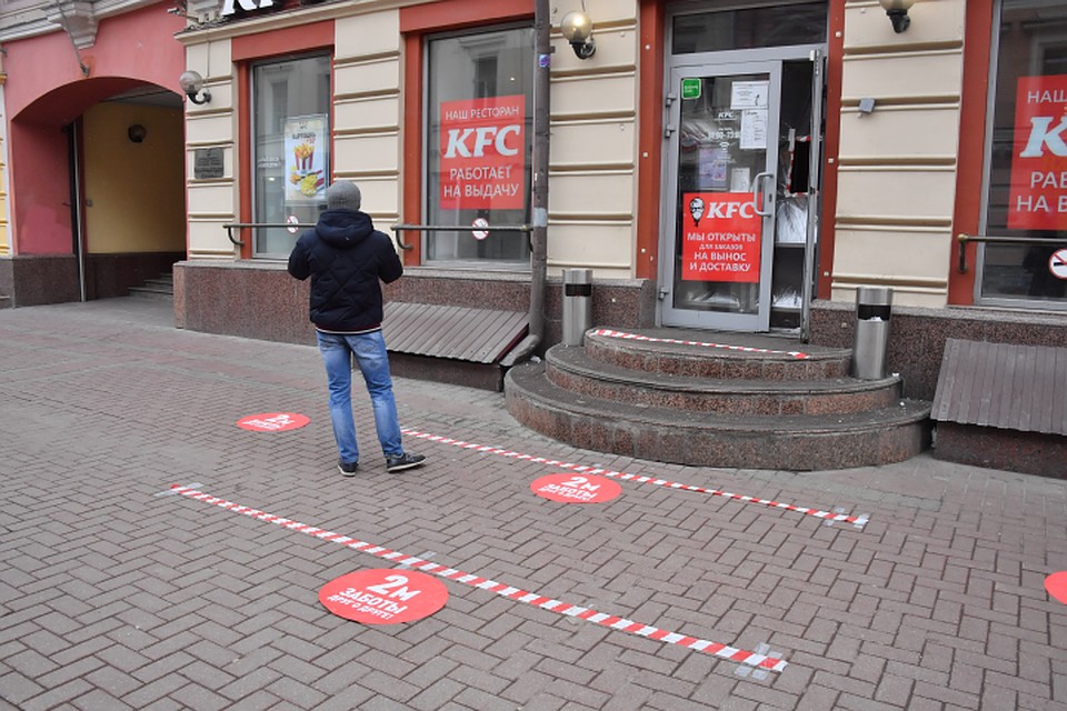 У многих магазинов в России появилась такая разметка, которая держит покупателей на расстоянии друг от друга.