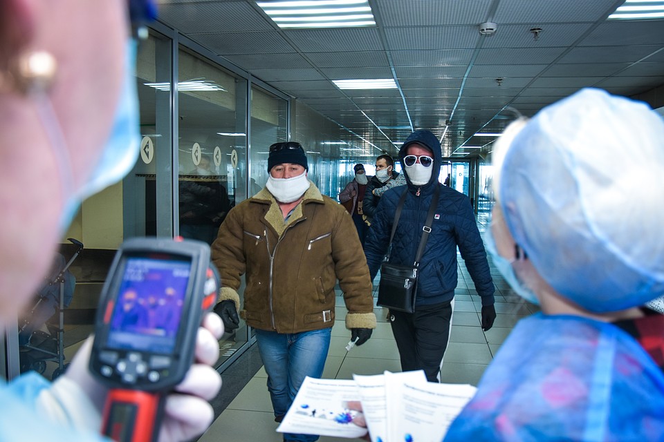 Пассажиры стараются носить ватно-марлевые повязки и очки.