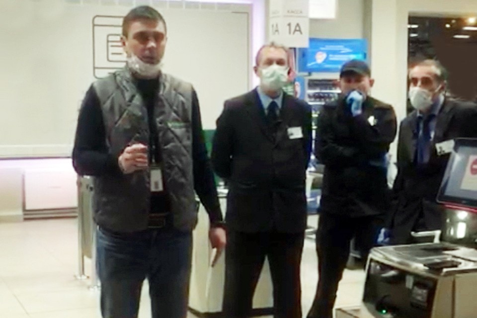 Весь новый персонал в 07.00 сюда приехали в среду, а в ночь со вторника на среду тут делали полную дезинфекцию