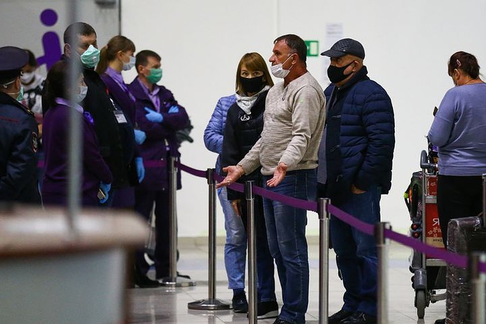 Прибывшим в страну пришлось разъяснять о мерах профилактики. Фото: Vl.ru