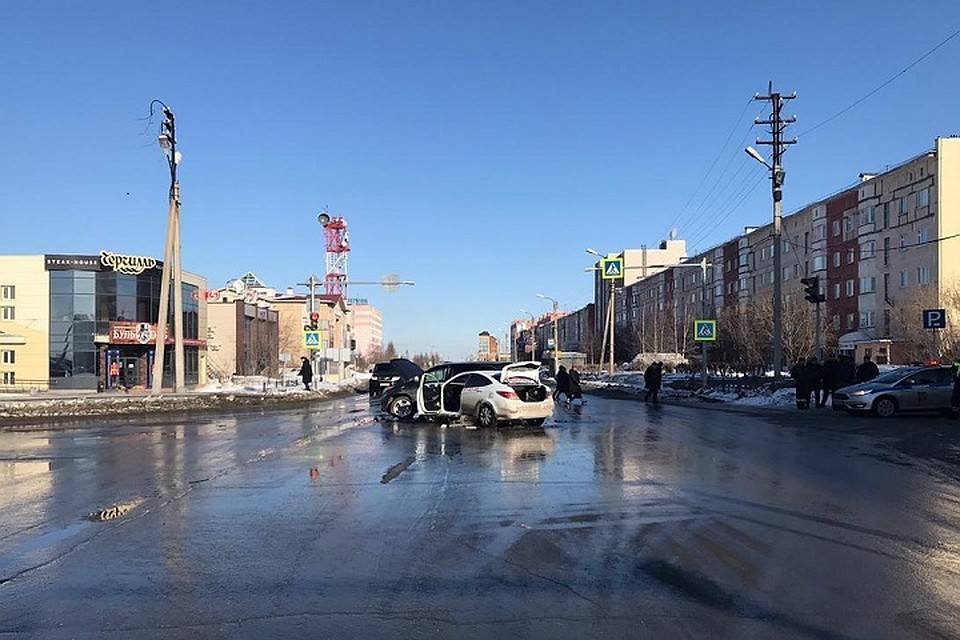 В ДТП в Новом Уренгое пострадали водитель и пассажир иномарки Фото: Госавтоинспекция Ямала