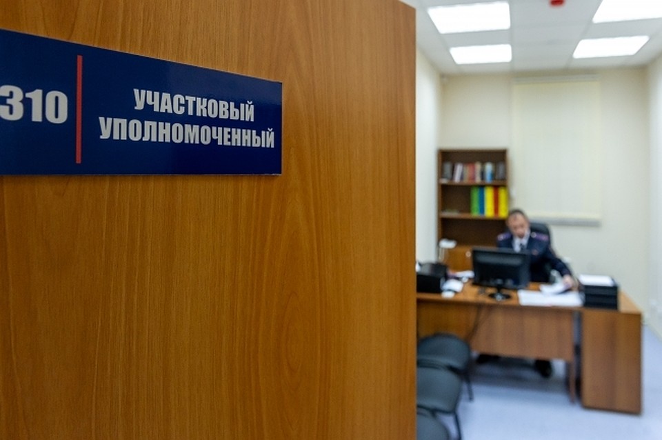 Работник автомойки в Хабаровске вычистил деньги из машины клиента