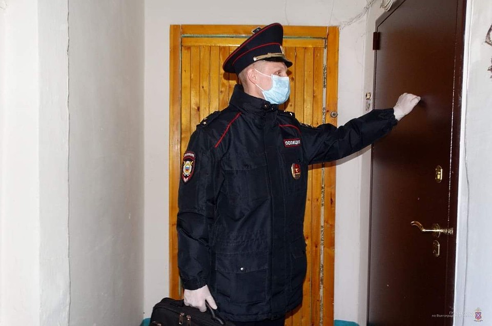 Соблюдение режима карантинщиками контролируют полицейские.