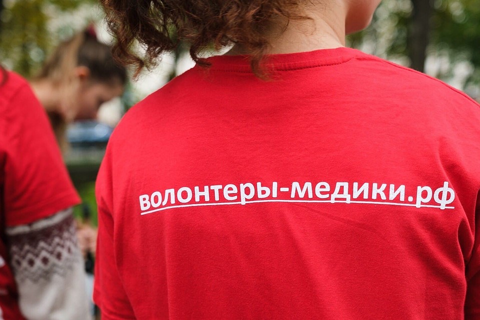 Ранее челябинские студенты-медики также начали доставлять продукты пенсионерам на дом. Фото: Волонтеры-медики, vk.com