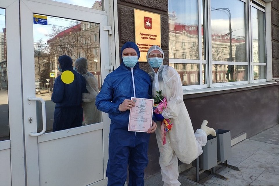 Молодожены не расстроились, говорят, что о коронавирусе потом будут рассказывать своим детям. Фото: семейный архив.