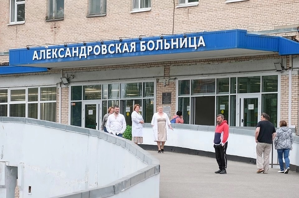 В Петербурге пациенты и врачи Александровской больницы массово заразились коронавирусом.