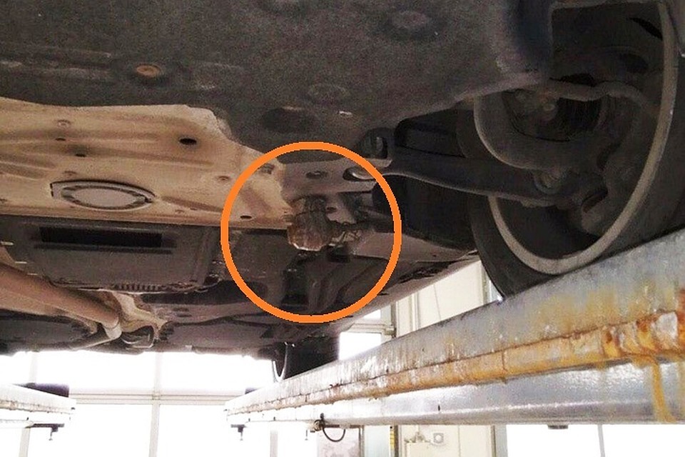 90 вернулись? В Минске на СТО пригнали BMW: под днищем была граната. Фото: телеграм-канал Harbacevic.