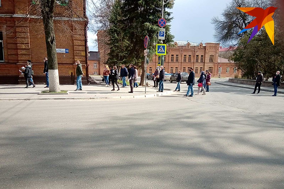 В Брянске выстроились огромные очереди за пропусками для сотрудников работающих во время режима самоизоляции предприятий и организаций.