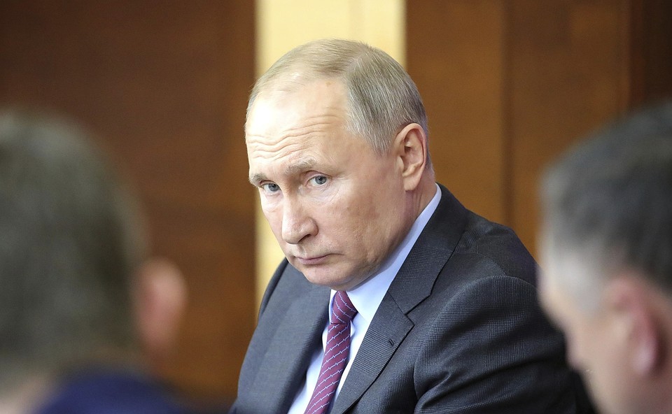 Путин будет работать удалённо ещё по меньше мере неделю