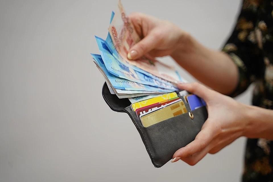 В Грузии дезинфицируют деньги утюгом против коронавируса