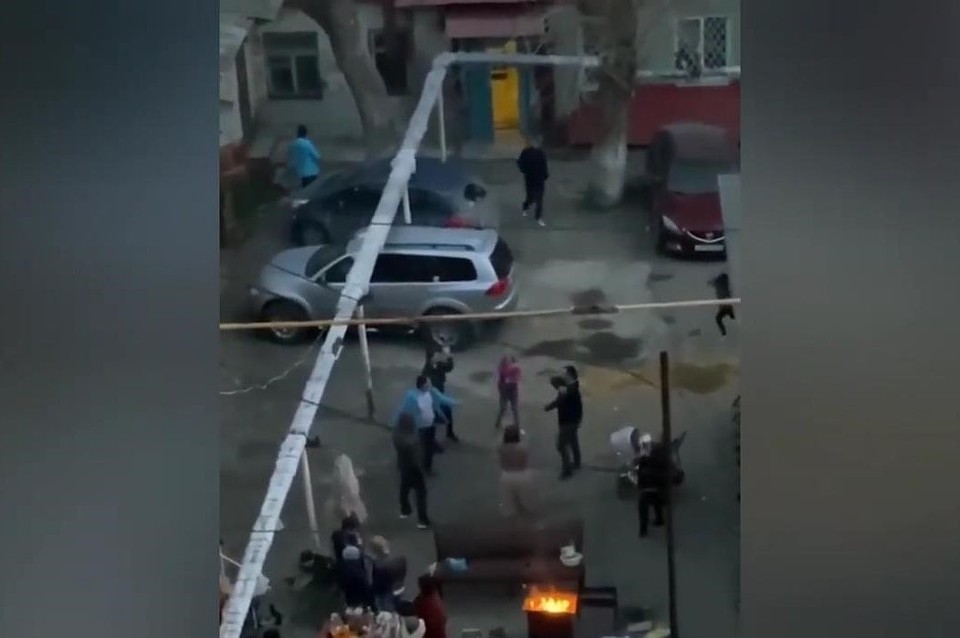 Танцы и шашлыки во дворе во время самоизоляции. Кадр из видео очевидца