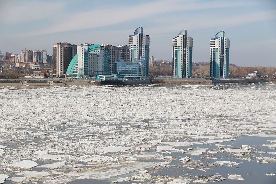 На Оби в районе Барнаула начался ледоход. Фото: Олег УКЛАДОВ