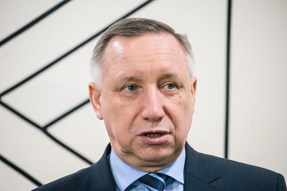 Губернатор Александр Беглов, говоря о коронавирусе в Санкт-Петербурге, попросил горожан потерпеть и сидеть дома весь апрель.