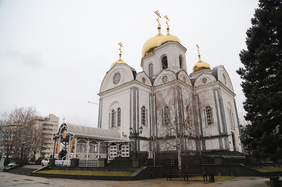 В Страстную неделю эпидемиологи и священники призывают кубанцев молиться дома.