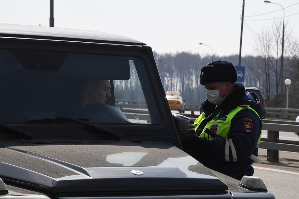 Граждан попросили не выходить из автомобилей и выполнять все требования сотрудников