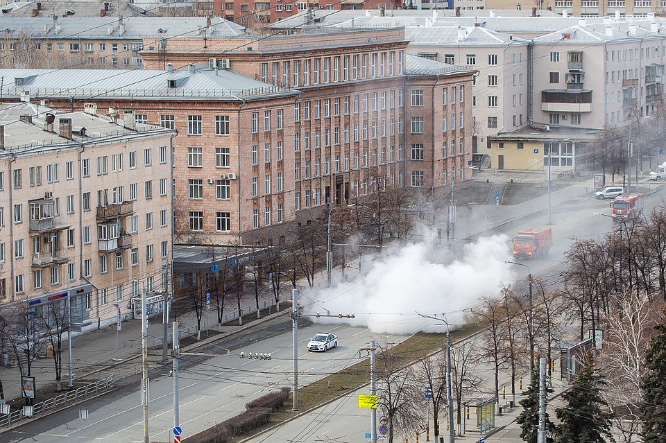 Теперь улицы города обрабатывают слабым раствором хлорки.