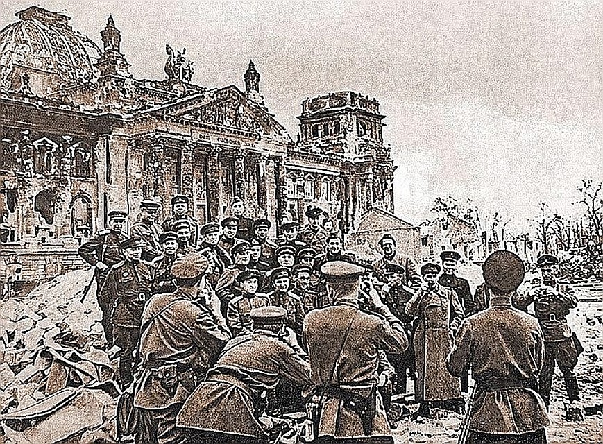 Необычный снимок: советские военкоры у Рейхстага фотографируют друг друга. Берлин, 5 мая 1945 г.
